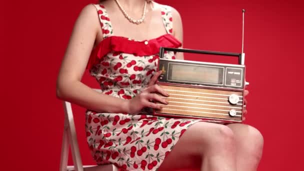 Romantik Müzik Yakalıyorum Güzel Şık Sarışın Kadın Kırmızı Arka Planda — Stok video