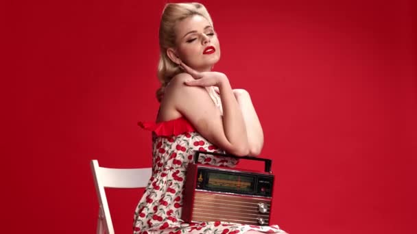 Romantic Song Beautiful Woman Stylish Hairstyle Posing Retro Radio Player — Wideo stockowe