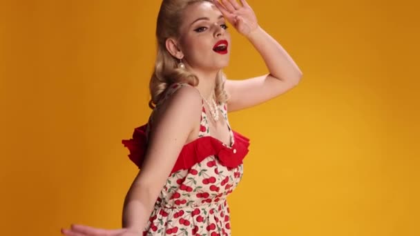 Romantyczne Spojrzenie Piękna Blondynka Witth Czerwony Makijaż Ust Cute Sukienka — Wideo stockowe