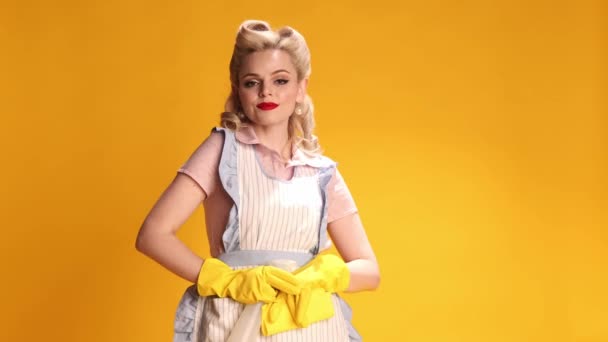 Beautiful Stylish Girl Housewife Retro Apron Rubber Gloves Doing Cleaning — Vídeo de Stock