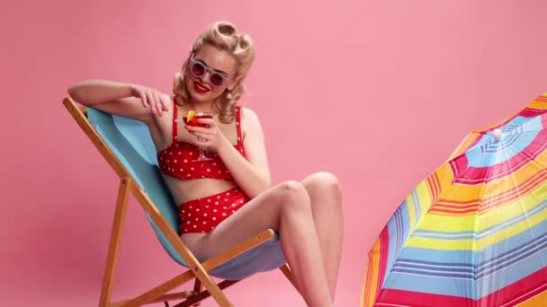 Summer Vacation Beautiful Young Blonde Girl Retro Hairstyle Swimming Suit — Wideo stockowe