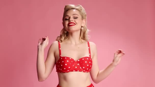 Positive Vibe Beautiful Young Blonde Girl Retro Hairstyle Swimming Suit — Wideo stockowe