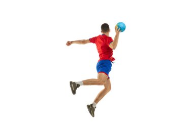 Yan görüş. Hareket eğitiminde profesyonel erkek hentbolcunun beyaz stüdyo arka planında izole bir şekilde oynadığı dinamik stüdyo çekimi. Spor, eylem, hareket, şampiyonluk, spor yaşam tarzı kavramı