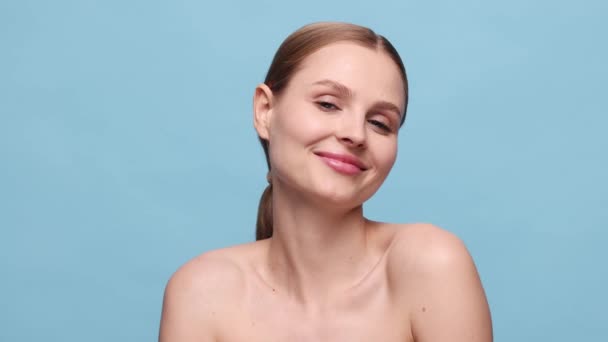 Vacker Ung Flicka Med Välskött Naturlig Hud Hand Efter Ansikte — Stockvideo