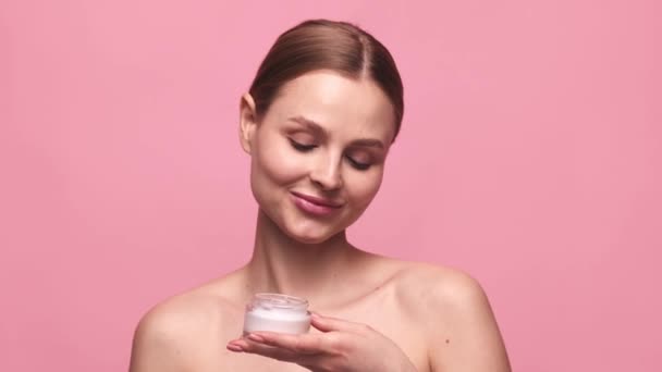 Mulher Bonita Com Pele Bem Cuidada Aplicando Creme Hidratante Facial — Vídeo de Stock