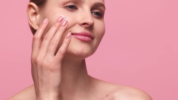 Close Image Beautiful Female Face Young Woman Applying Face Cream — Vídeo de Stock