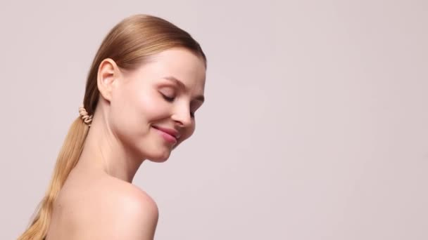 Beautiful Young Woman Well Kept Skin Applying Face Moisturizing Cream — Vídeo de Stock