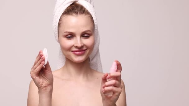 Домашній Спа Центр Молода Красива Жінка Прибирає Обличчя Застосовуючи Тонер — стокове відео