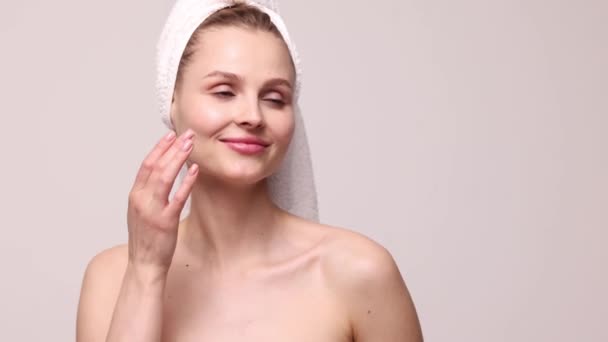 Efter Duschen Vacker Ung Kvinna Med Välskött Hud Som Applicerar — Stockvideo