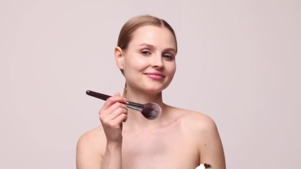Nude Makeup Look Beautiful Young Woman Clear Face Applying Blush — Vídeos de Stock