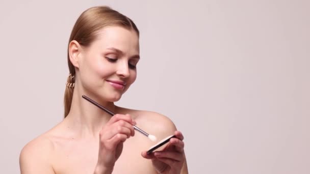 Nude Makeup Look Beautiful Young Woman Clear Face Applying Highlighter — Vídeo de Stock