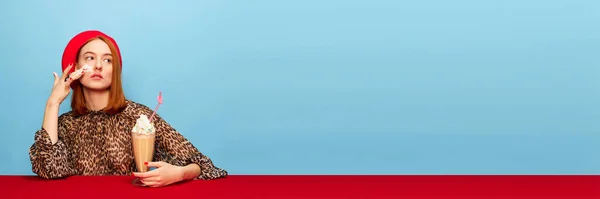 Натуральные Ингредиен Молодая Женщина Красном Берете Дегустирует Молочный Коктейль Наносит — стоковое фото