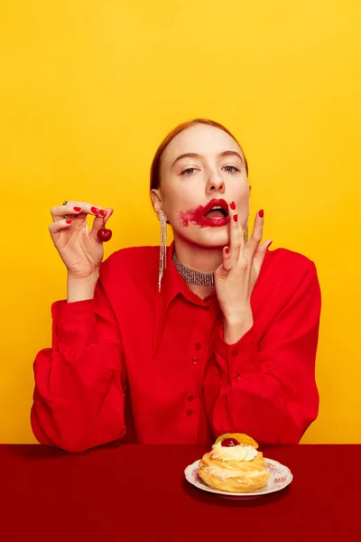 Cake Degustation Young Girl Red Shirt Smudged Red Lipstick Yellow — Stok fotoğraf