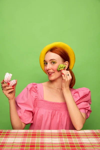 Beautiful Young Girl Cute Outfit Yellow Beret Eating Broccoli Meringue — Stok fotoğraf