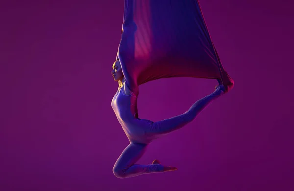 Come Pipistrello Giovane Ragazza Flessibile Che Yoga Aereo Formazione Sfondo — Foto Stock