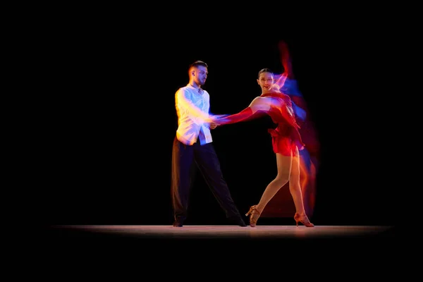 Выразительный Артистический Молодой Человек Женщина Танцуют Танго Бальный Зал Черном — стоковое фото