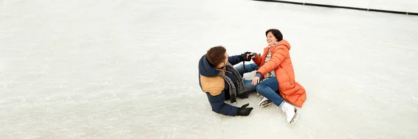 Fall Middle Aged Couple Man Woman Visiting Open Air Ice — Stock Photo, Image