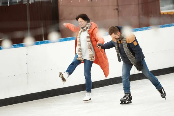 Middle Aged Couple Man Woman Having Fun Outdoors Skating Open — Stock Photo, Image
