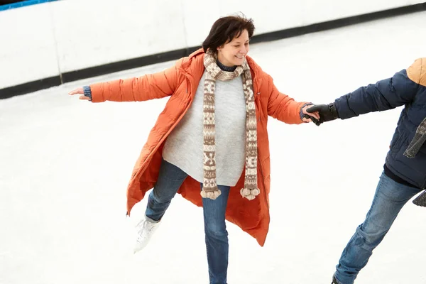 Happy Smiling Woman Middle Aged Couple Having Fun Outdoors Skating — Stock Photo, Image