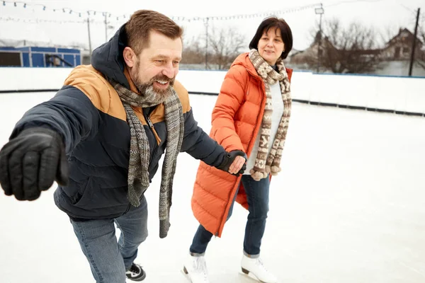 Middle Aged Couple Man Woman Having Fun Outdoors Skating Open — Stock Photo, Image