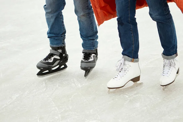 Cropped Image Male Female Legs Skates Skating Ice Rink Active — Stock Photo, Image