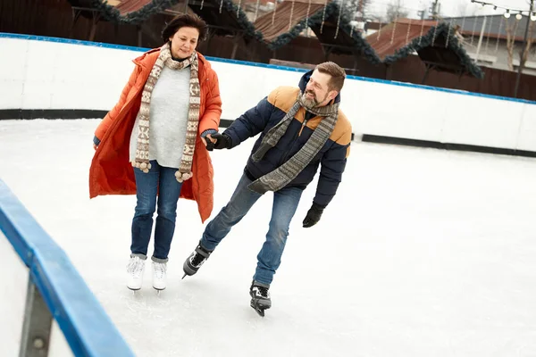 Middle Aged Mature Couple Man Woman Having Fun Outdoors Skating — Stock Photo, Image