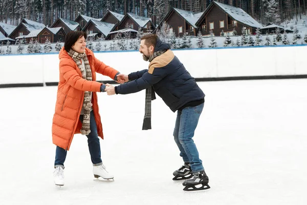 Vacation Middle Aged Couple Man Woman Having Fun Outdoors Skating — Stock Photo, Image