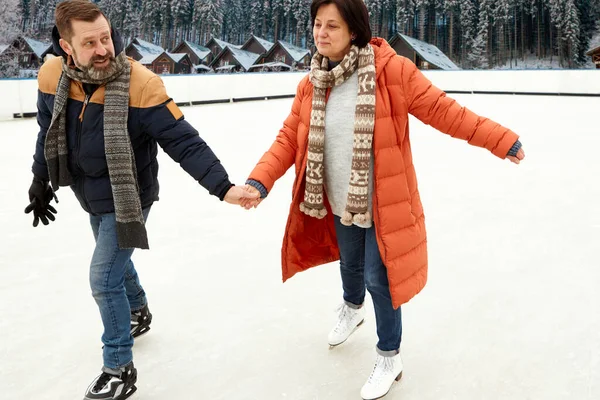 Vacation Middle Aged Couple Man Woman Having Fun Outdoors Skating — Stock Photo, Image