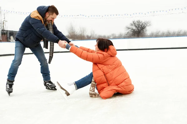 Middle Aged Positive Couple Skating Open Air Ice Rink Man — Stock Photo, Image