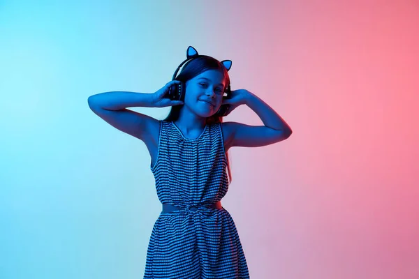 Little Beautiful Girl Child Listening Music Headphones Gradient Blue Pink — Stockfoto