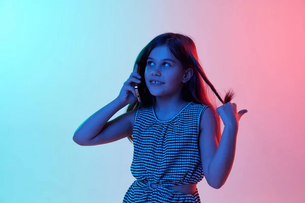 Little Beautiful Girl Child Emotionally Ralking Phone Gradient Blue Pink — Stockfoto