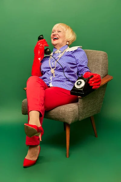 Lachende Vrolijke Oude Vrouw Grootmoeder Stijlvolle Kleurrijke Kleren Zittend Fauteuil — Stockfoto