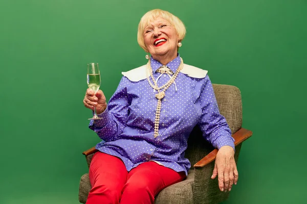 Mulher Velha Feliz Avó Roupas Coloridas Elegantes Sentado Com Pernas — Fotografia de Stock