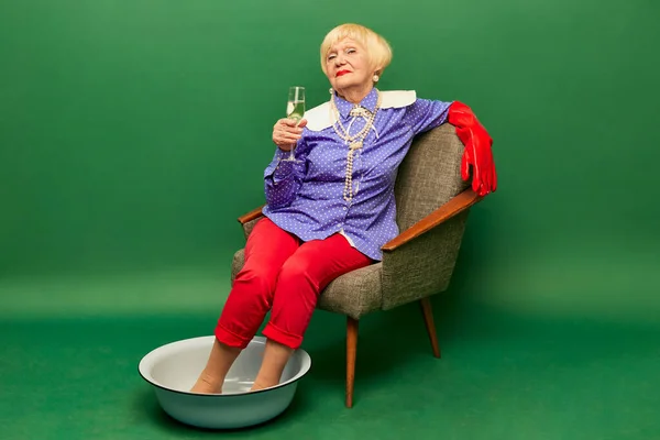 Mooie Oude Vrouw Grootmoeder Stijlvolle Kleurrijke Kleren Zittend Met Benen — Stockfoto