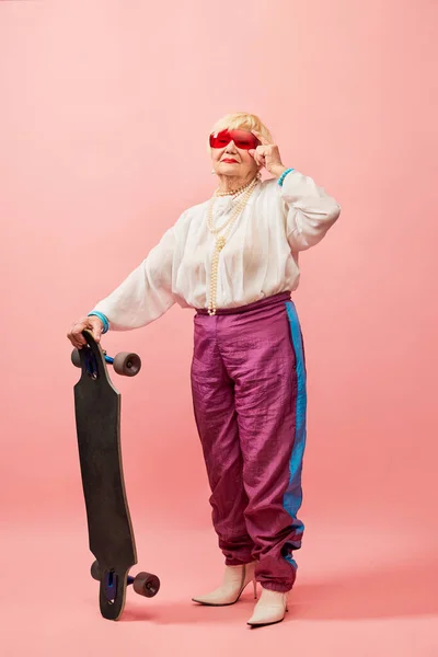 Extravagant Look Beautiful Old Woman Grandmother Stylish Clothes Posing Skateboard — Stock Photo, Image
