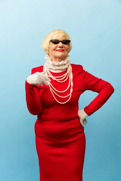 Lady Beautiful Old Woman Grandmother Stylish Red Dress Sunglasses Pearl — Stock Photo, Image