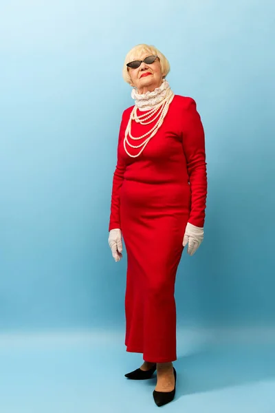 Modieuze Look Mooie Oude Vrouw Grootmoeder Stijlvolle Rode Jurk Parel — Stockfoto