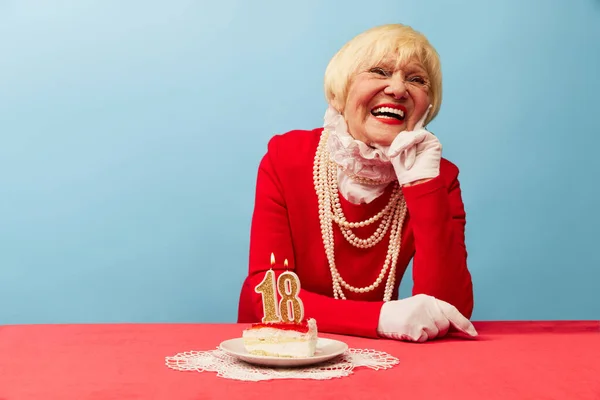 Altijd Gelukkig Glimlachende Oude Vrouw Grootmoeder Stijlvolle Rode Jurk Parel — Stockfoto
