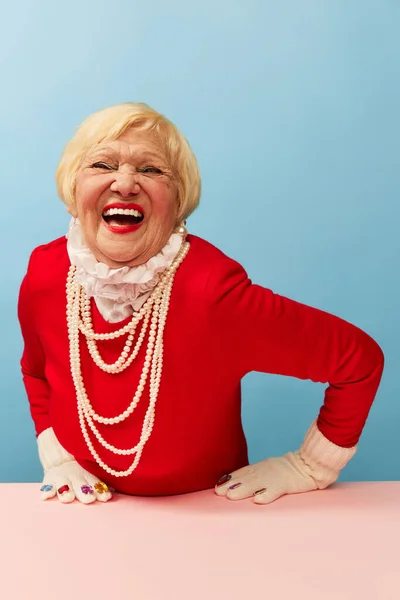 Gelukkig Glimlachende Oude Vrouw Grootmoeder Stijlvolle Rode Jurk Parel Ketting — Stockfoto