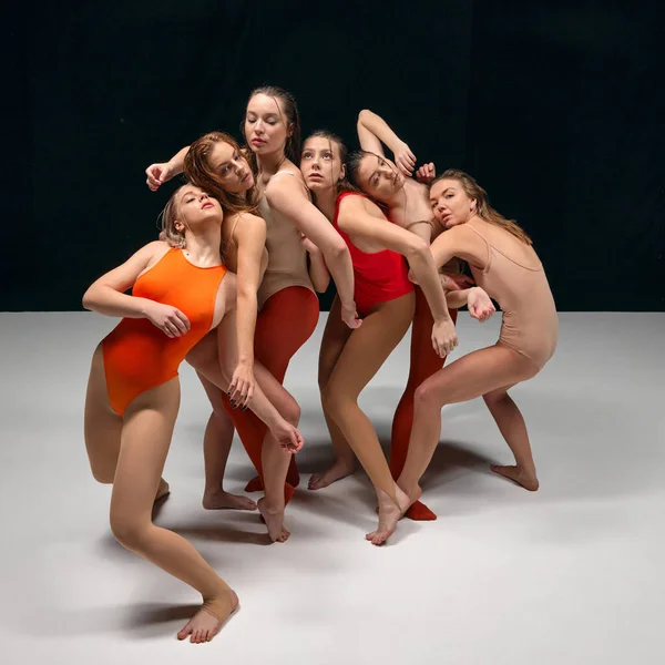 Grupo Jóvenes Hermosas Chicas Flexibles Trajes Cuerpo Que Realizan Bailando — Foto de Stock