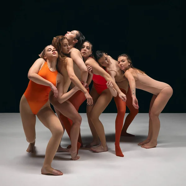 Experimental Dance Group Young Beautiful Flexible Girls Bodysuits Performing Dancing — Foto de Stock