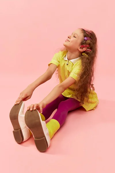 Kleurrijke Outfit Gelukkig Kind Klein Schattig Meisje Kind Met Krullend — Stockfoto