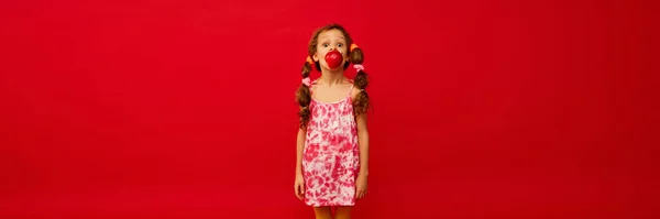 Little Cute Girl Child Curly Hair Posing Emotionally Eating Apple — Stockfoto