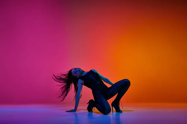 Passion Movements Young Woman Performing High Heel Stiletto Dance Gradient — ストック写真