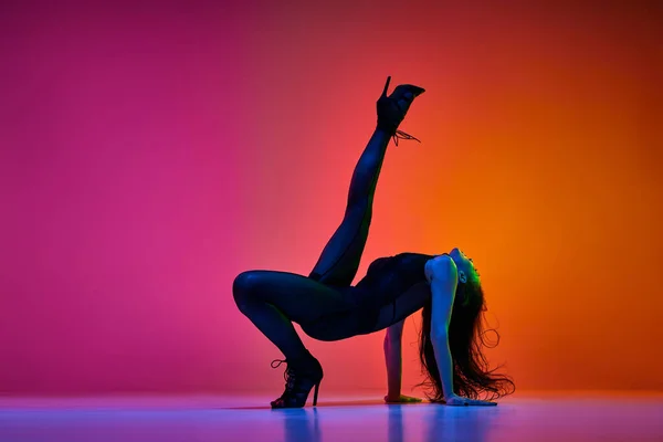 Flexibilidad Mujer Joven Bailarina Profesional Que Realiza Danza Tacón Alto — Foto de Stock