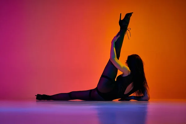 Stretching Movements Young Woman Dancing Contemp Gradient Pink Orange Studio — ストック写真