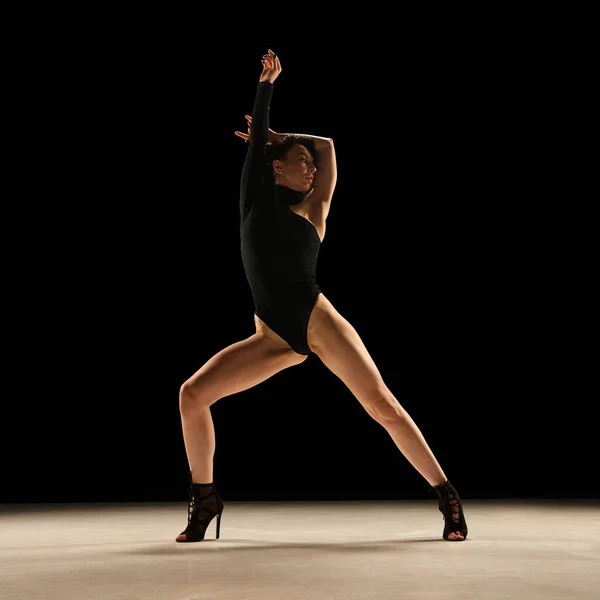 Autoexpresión Atracción Mujer Joven Traje Cuerpo Tacones Bailando Actuando Sobre — Foto de Stock