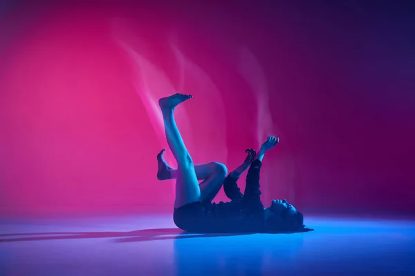 内なる世界 若い才能のある女性が踊り ネオンのグラデーションのピンクのスタジオの背景にミックスライトでパフォーマンスします コンテンポラリーダンススタイル アート 創造的なライフスタイルの概念 — ストック写真