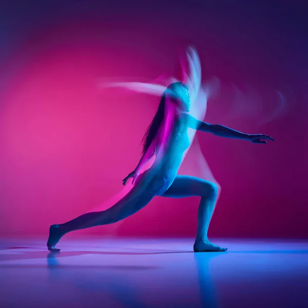Contemp Expresivo Mujer Joven Bailando Traje Cuerpo Sobre Fondo Estudio — Foto de Stock
