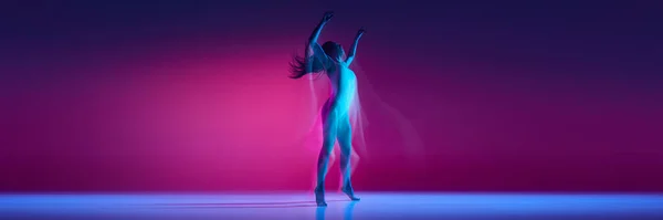 自由よ ネオンを背景にグラデーションのピンクのスタジオを背景にボディスーツで踊る若い女性 コンテンポラリーダンススタイル アート 創造的なライフスタイルの概念 バナー — ストック写真